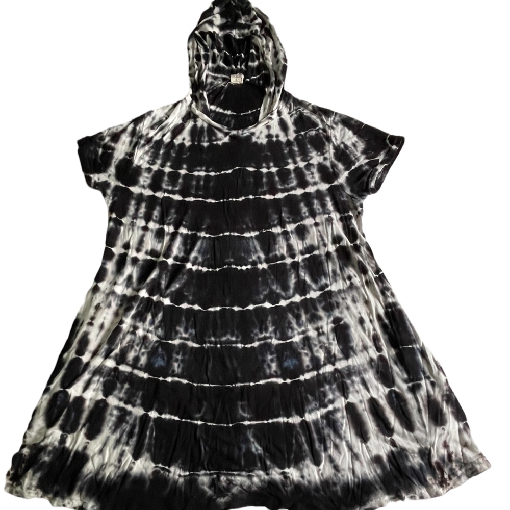 Boho Daze Soft Tie Dye Cover Up with side pockets. Gently used. Size L. Viscose.